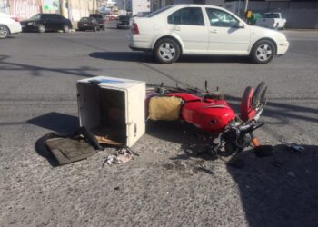 Motociclista se lesiona en accidente
