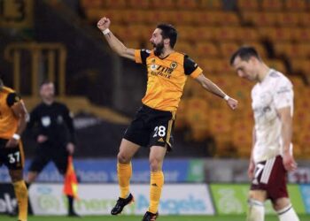 Los Wolves de Raúl Jiménez salen del bache a costa del Arsenal