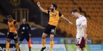 Los Wolves de Raúl Jiménez salen del bache a costa del Arsenal