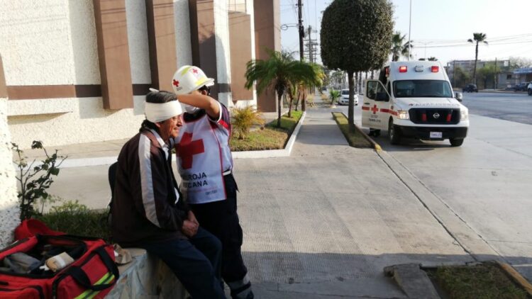 Guardia se lesiona la cabeza al sufrir caída
