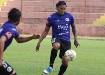 Gullit Peña debuta con gol en el triunfo del FAS de El Salvador