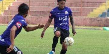 Gullit Peña debuta con gol en el triunfo del FAS de El Salvador