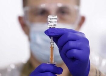 Vacuna AstraZeneca sirve para mayores de 65 años y variantes: OMS