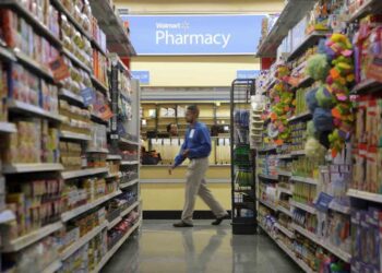 Miles de farmacias de EU ya aplican vacunas covid; bajan contagios