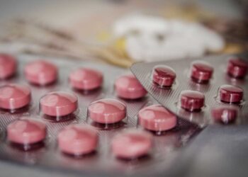 Hallan medicamento que reduce riesgo de muerte por covid, según estudio