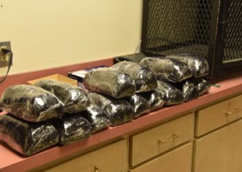 Entre hilos y tela mexicanos localizan carga de metanfetamina