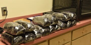 Entre hilos y tela mexicanos localizan carga de metanfetamina