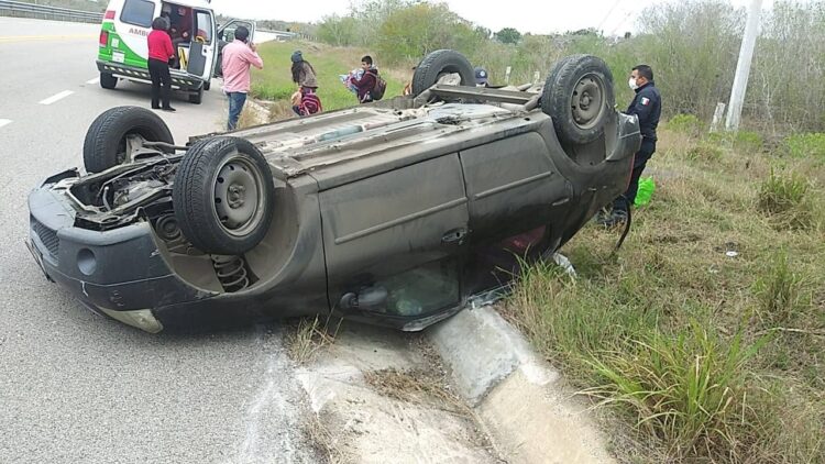 Dos heridas al volcar vehículo en ruta Aldama-SLM