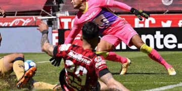 Toluca supera a Pumas con gol agónico y polémica arbitral