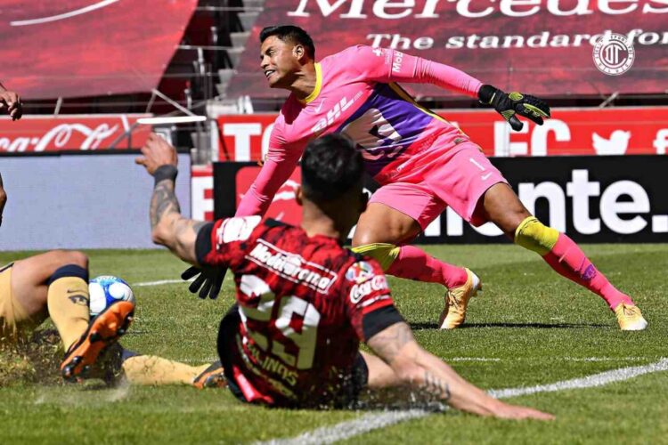 Toluca supera a Pumas con gol agónico y polémica arbitral