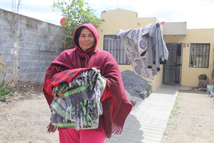 Continúa Gobierno de Matamoros entregado cobijas a familias humildes 