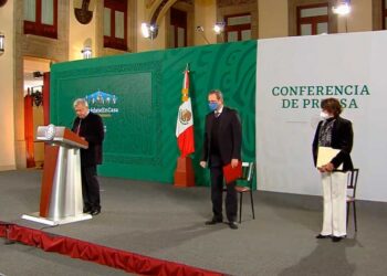 Formalizan cambio en SEP: sale Esteban y entra Delfina