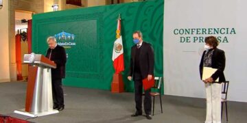 Formalizan cambio en SEP: sale Esteban y entra Delfina