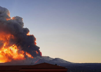 Volcán Etna hace erupción en Italia