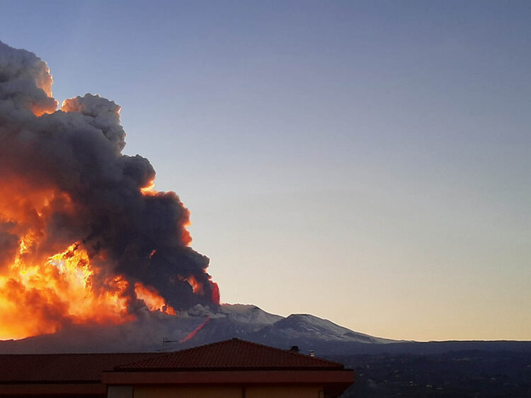 Volcán Etna hace erupción en Italia