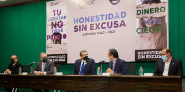Imparten en la UAT conversatorio “Honestidad sin Excusa” en campaña anticorrupción
