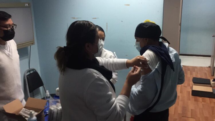 Aplican segunda dosis de vacuna anticovid en ISSSTE Victoria