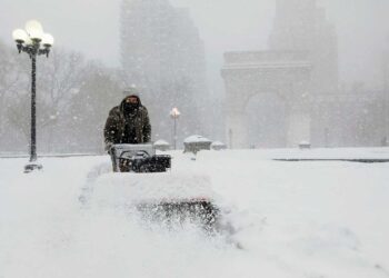 Tormenta invernal paraliza vacunación en noreste de EU