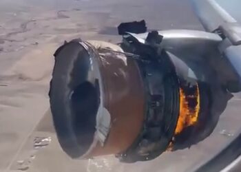 Motor de avión se incendia en pleno vuelo; pasajeros graban momento