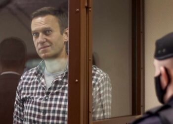 Justicia rusa confirma cárcel para Navalni; podría ir campo a trabajo