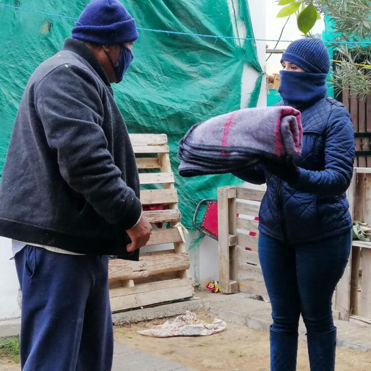 Apoya Bienestar Social con cobijas a más de 500 familias