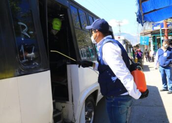 Realizan jornada para desinfectar del transporte en Victoria