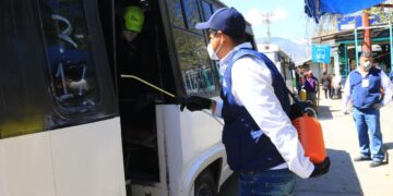 Realizan jornada para desinfectar del transporte en Victoria