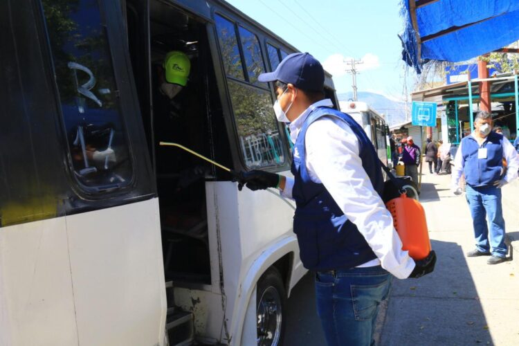 Realizan jornada para desinfectar del transporte en Victoria