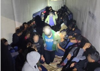 Descubre hacinados a 230 indocumentados en tráilers en Laredo