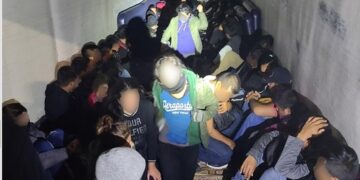 Descubre hacinados a 230 indocumentados en tráilers en Laredo