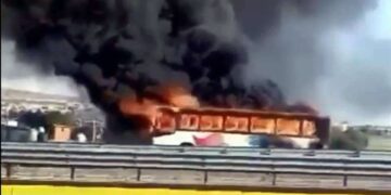 Arde autobús de pasajeros en la México-Pachuca