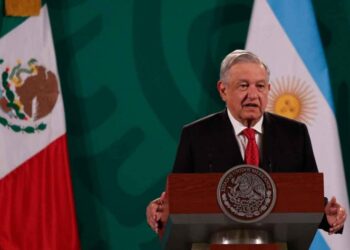 Convoca López Obrador a gobernadores a acuerdo por la democracia