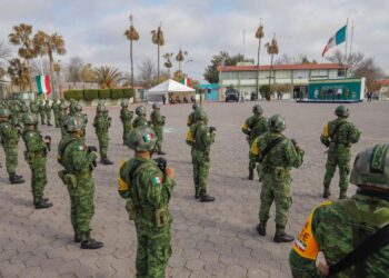 Honran Rivas y autoridades militares la bandera nacional en Nuevo Laredo