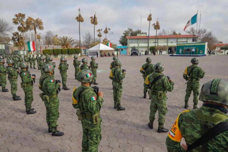 Honran Rivas y autoridades militares la bandera nacional en Nuevo Laredo