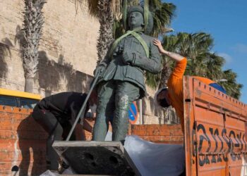 Retiran en España la última estatua del dictador Francisco Franco