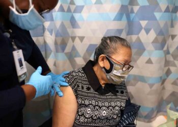 EU ya aplicó 50 millones de dosis de vacuna covid; Biden celebra