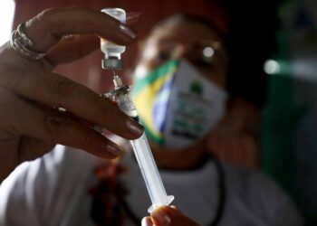 Brasil supera 250 mil muertes por covid entre escándalo por vacunas