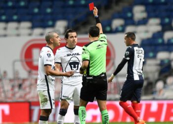 Alan Mozo recién regresaba con Pumas tras la sanción interna y se va expulsado ante Rayados