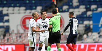 Alan Mozo recién regresaba con Pumas tras la sanción interna y se va expulsado ante Rayados