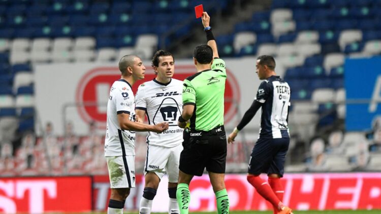 Alan Mozo recién regresaba con Pumas tras la sanción interna y se va expulsado ante Rayados