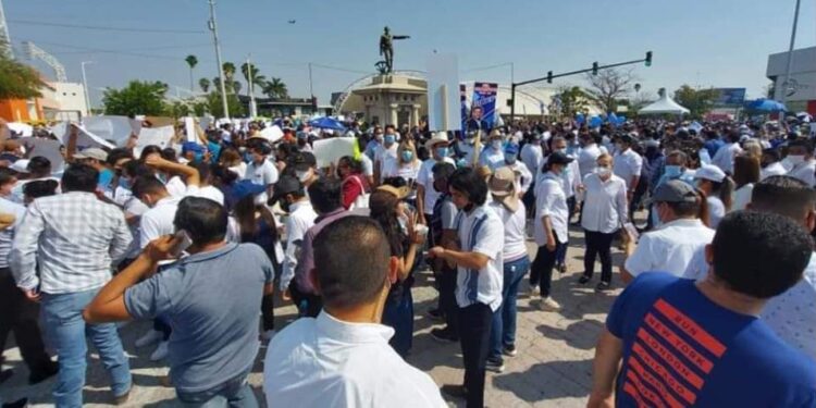 En pandemia marchan burócratas y panistas en apoyo al gobernador Cabeza de Vaca