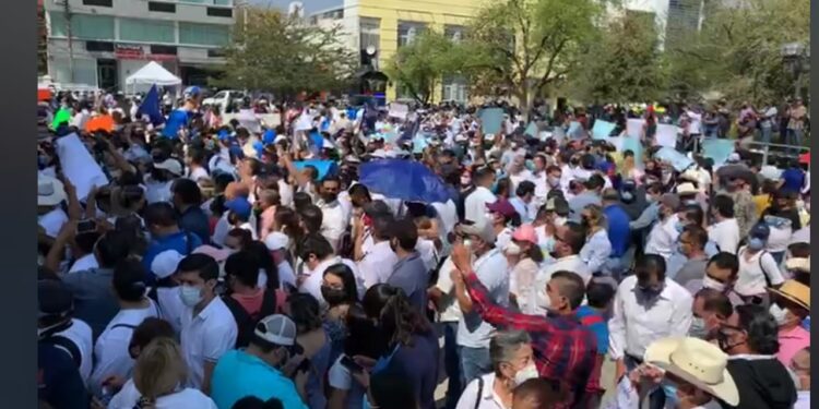 En pandemia marchan burócratas y panistas en apoyo al gobernador Cabeza de Vaca