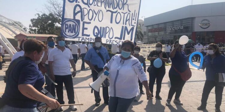 En pandemia marchan burócratas y panistas en apoyo al gobernador Cabeza de Vaca