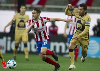 Chivas termina con su mala racha y gana 2-1 ante Pumas