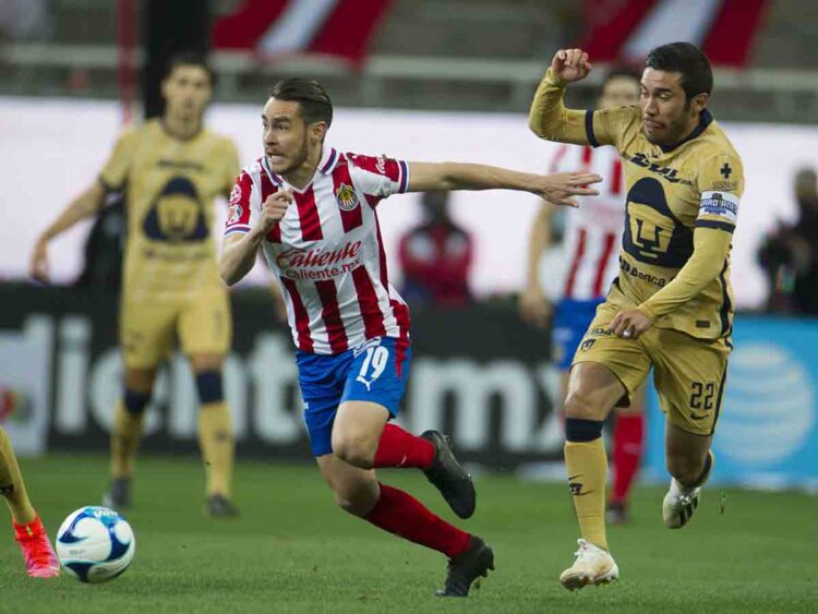 Chivas termina con su mala racha y gana 2-1 ante Pumas