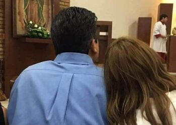 Y paralelo a la marcha, Cabeza de Vaca va a misa al Santuario de Guadalupe