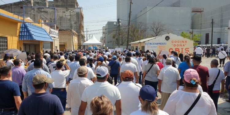 Y paralelo a la marcha, Cabeza de Vaca va a misa al Santuario de Guadalupe