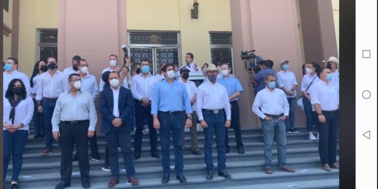 Y paralelo a la marcha, Cabeza de Vaca va a misa al Santuario de Guadalupe