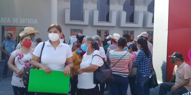Y paralelo a la marcha, Cabeza de Vaca va a misa al Santuario de Guadalupe