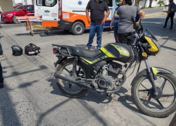 Auto embiste a mujer motociclista